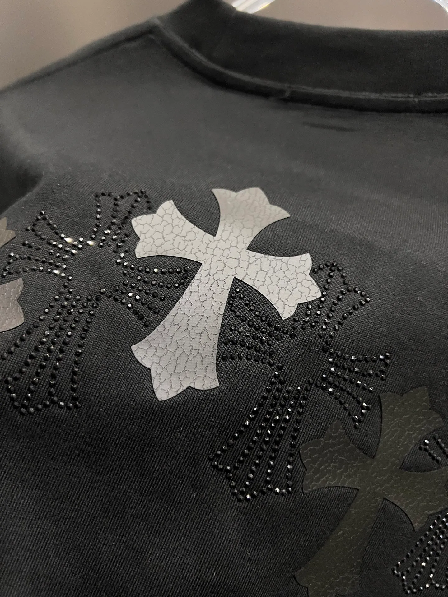 🅿️190 CH Crow 2025 Autumn and Winter New Short-sleeved T-shirt Cross leather craft Customized hardware metal + Middle Eastern Australian diamond design craft The real thing is great🔥Same style for men and women, loose version Size S M L XL XXL Five sizes black white